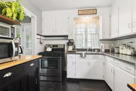 Kitchen - 1166 Webster Ln, Des Plaines, IL 60016 photo 2 of 4
