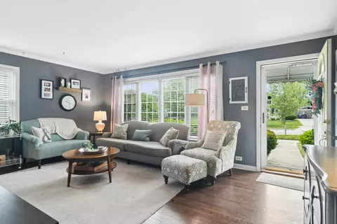 Living - 1166 Webster Ln, Des Plaines, IL 60016 photo 2 of 2