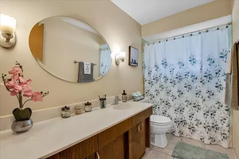 Bath - 7924 74th Pl, Bridgeview, IL 60455 photo 2 of 2