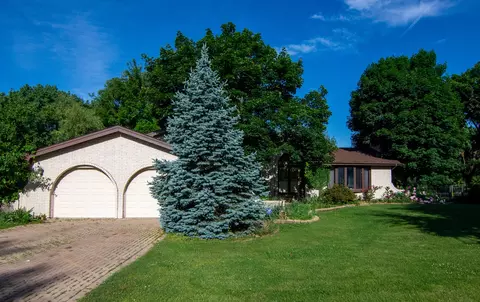 8408 Lakeside Dr, Downers Grove, IL 60516