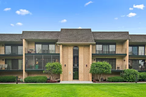 15703 Old Orchard Ct #1S, Orland Park, IL 60462