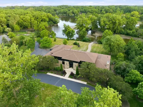 88 Riverwood Dr, Oswego, IL 60543