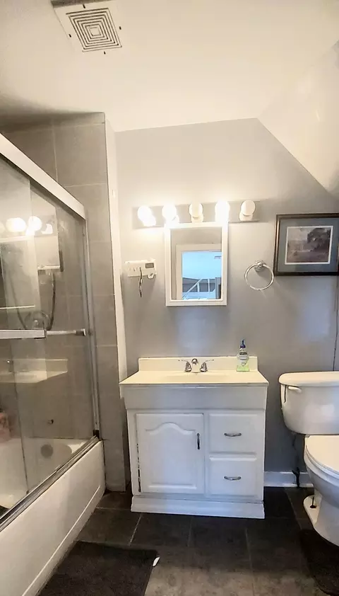 Bath - 223 N Sumner Ave, Aurora, IL 60505 photo 4 of 7
