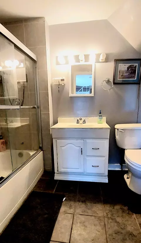 Bath - 223 N Sumner Ave, Aurora, IL 60505 photo 3 of 7