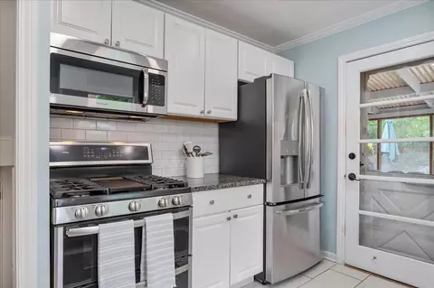 Kitchen - 630 Long Rd, Glenview, IL 60025 photo 4 of 4