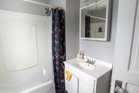 Bath - 265 Slade Ave, Elgin, IL 60120 photo 1 of 2