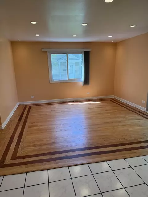 Living - 606 Bridgeport Pl, Wheeling, IL 60090 photo 2 of 3