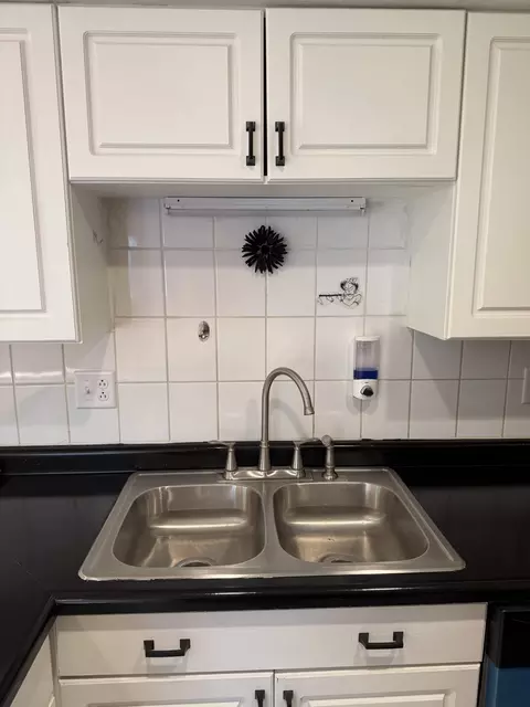 Kitchen - 606 Bridgeport Pl, Wheeling, IL 60090 photo 2 of 3