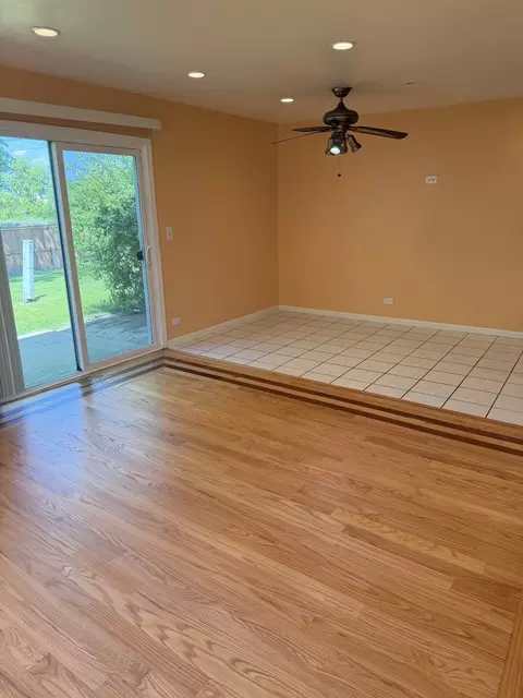 Living - 606 Bridgeport Pl, Wheeling, IL 60090 photo 3 of 3