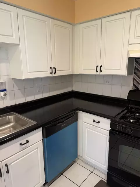 Kitchen - 606 Bridgeport Pl, Wheeling, IL 60090 photo 1 of 3