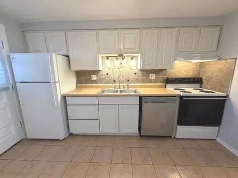Kitchen - 1030 W 18th St #GN, Broadview, IL 60155 photo 3 of 4