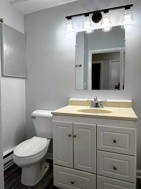 Bath - 1030 W 18th St #GN, Broadview, IL 60155 photo 1 of 2