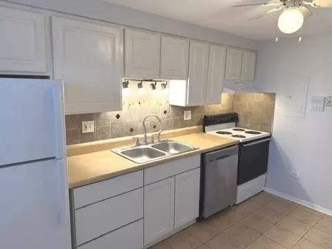 Kitchen - 1030 W 18th St #GN, Broadview, IL 60155 photo 2 of 4