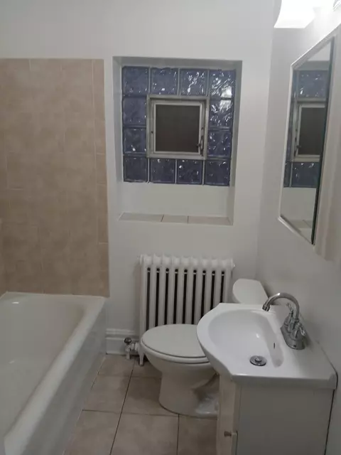 Bath - 5633 N Artesian Ave, Chicago, IL 60659 photo 1 of 2