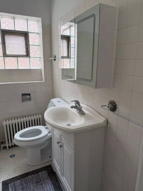 Bath - 5633 N Artesian Ave, Chicago, IL 60659 photo 2 of 2