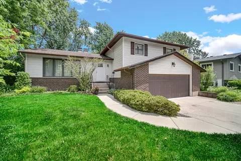 1105 N Hemlock Ln, Mount Prospect, IL 60056