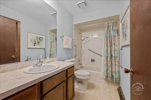 Bath - 421 Kickapoo Ave, Batavia, IL 60510 photo 1 of 2