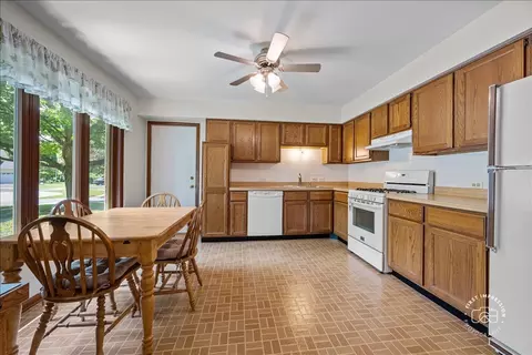 Kitchen - 421 Kickapoo Ave, Batavia, IL 60510 photo 1 of 2