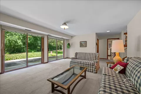 Living - 421 Kickapoo Ave, Batavia, IL 60510 photo 3 of 4