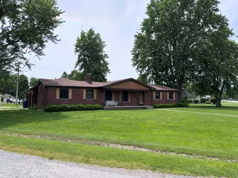 742 Shadwell St, Flora, IL 62839
