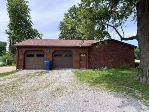 742 Shadwell St, Flora, IL 62839 photo 4