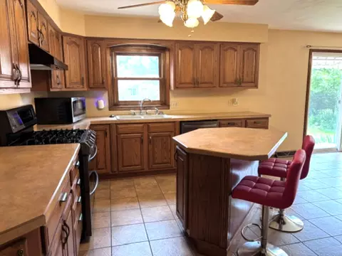 742 Shadwell St, Flora, IL 62839 photo 6