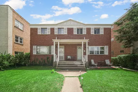 9115 N Gross Point Rd, Skokie, IL 60077