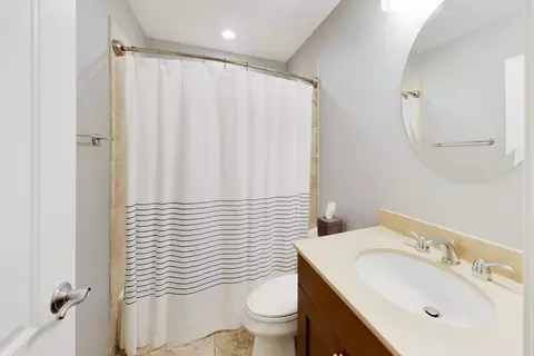 Bath - 2912 N Sheffield Ave #3S, Chicago, IL 60657 photo 2 of 2