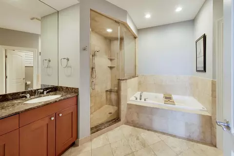 Bath - 2912 N Sheffield Ave #3S, Chicago, IL 60657 photo 1 of 2