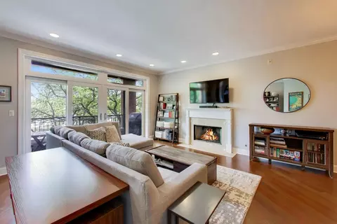 Living - 2912 N Sheffield Ave #3S, Chicago, IL 60657 photo 2 of 4