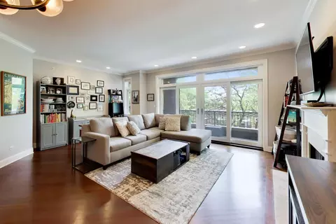 Living - 2912 N Sheffield Ave #3S, Chicago, IL 60657 photo 1 of 4