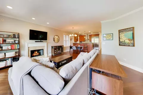 Living - 2912 N Sheffield Ave #3S, Chicago, IL 60657 photo 4 of 4