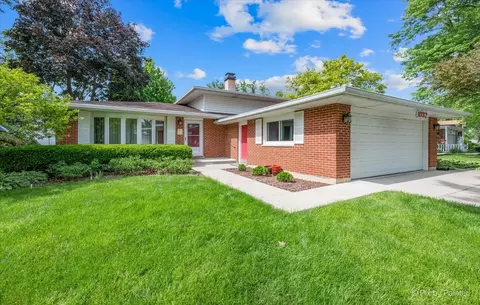 1032 Lakewood Dr, Bartlett, IL 60103