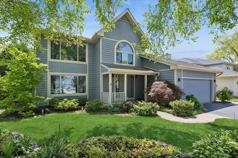 525 Newtown Dr, Buffalo Grove, IL 60089