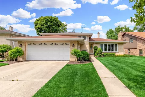 8744 W North Ter, Niles, IL 60714