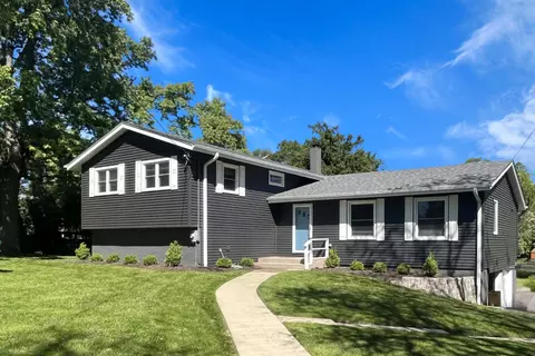704 Plainfield Rd, Downers Grove, IL 60516