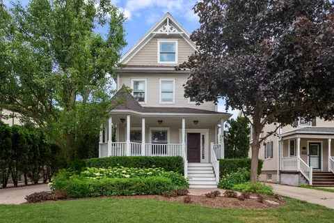 325 S Crescent Ave, Park Ridge, IL 60068