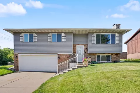 1305 W 41st St, Davenport, IA 52806