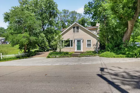 629 N 3rd St, Le Claire, IA 52753