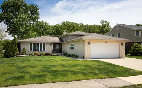 9941 Windsor Dr, Palos Hills, IL 60465