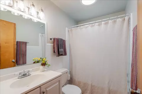 Bath - 921 Vale St, Bloomington, IL 61701 photo 1 of 1