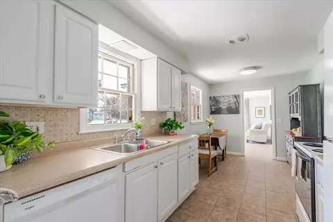 Kitchen - 921 Vale St, Bloomington, IL 61701 photo 2 of 2