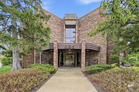925 Spring Hill Dr #212, Northbrook, IL 60062