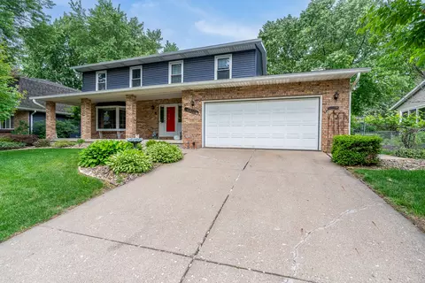 4310 Amesbury Dr, Bettendorf, IA 52722