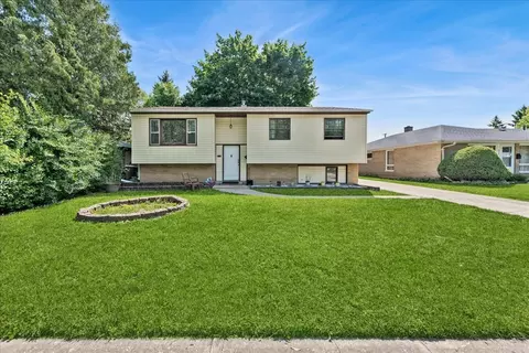 2325 Yeoman St, Waukegan, IL 60087
