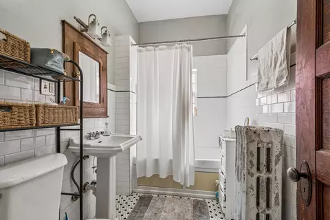 Bath - 4734 N Artesian Ave, Chicago, IL 60625 photo 1 of 2