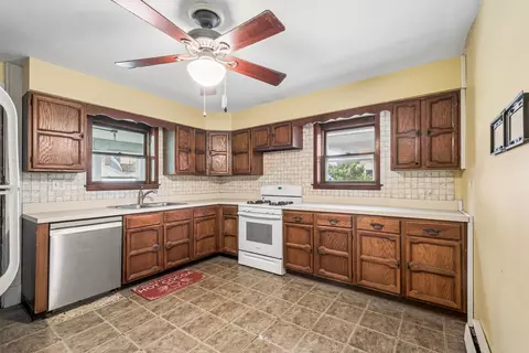 Kitchen - 4734 N Artesian Ave, Chicago, IL 60625 photo 3 of 3