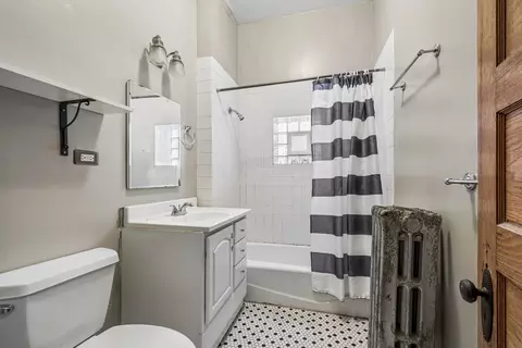 Bath - 4734 N Artesian Ave, Chicago, IL 60625 photo 2 of 2