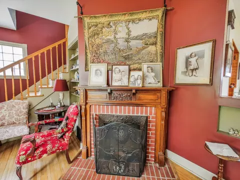 Living - 433 Arlington Ave, Elgin, IL 60120 photo 3 of 5