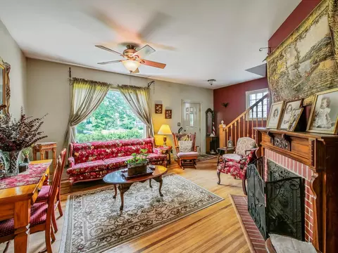 Living - 433 Arlington Ave, Elgin, IL 60120 photo 2 of 5